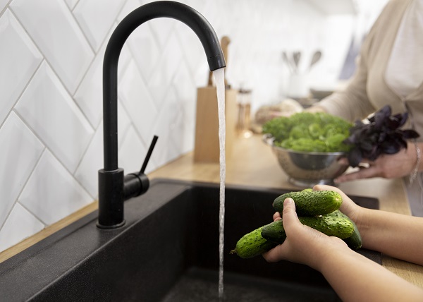 Risparmio idrico È importante risparmiare l'acqua durante le attività quotidiane.