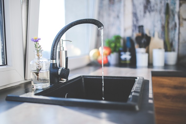 Sistemi filtraggio e purificazione acqua Lavandino con acqua corrente.