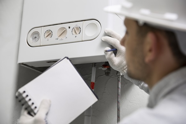 Tecnico si occupa dei controlli di routine su un impianto di riscaldamento.